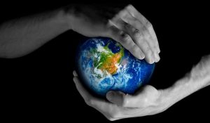 mains tenant la planète Terre